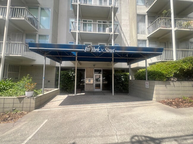 Building Photo - 811 York St