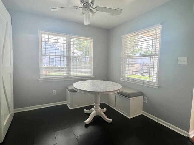 Foto del edificio - 943 Chigwell Rd