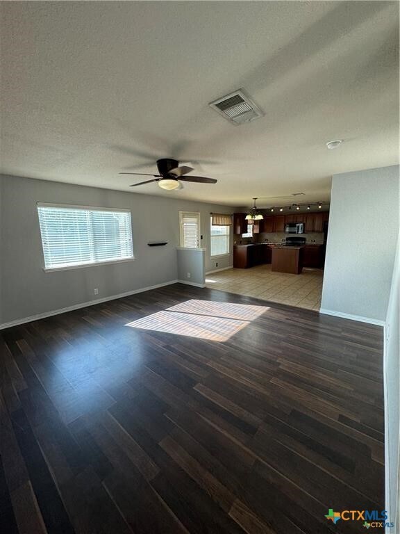 Building Photo - 519 Divine Way