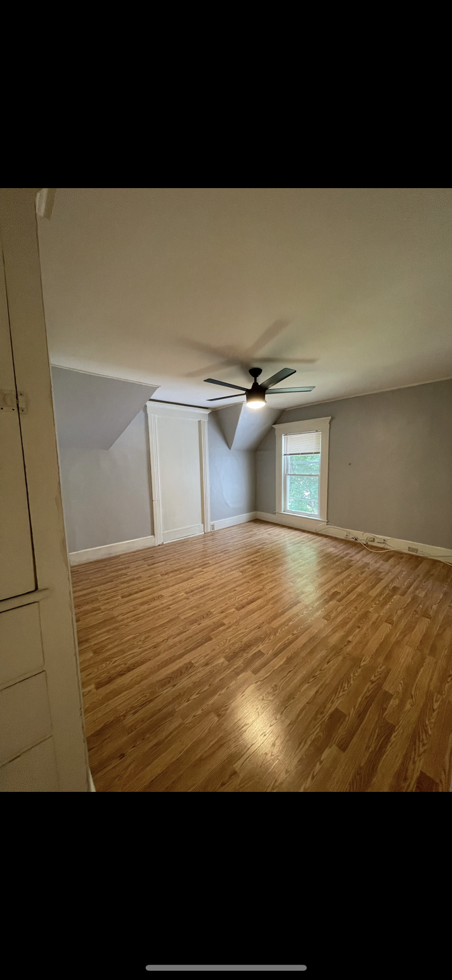 Bedroom w/ walk in closet - 556 Beacon St