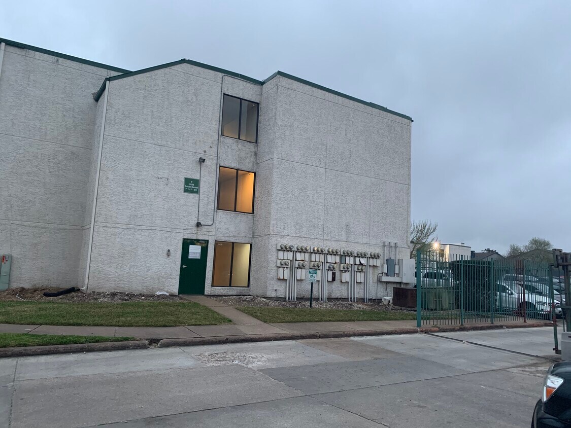Primary Photo - 2826 S Bartell Dr