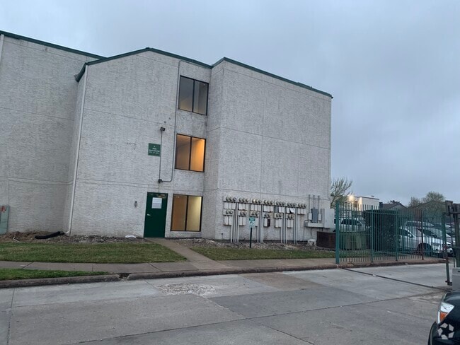 Building Photo - 2826 S Bartell Dr