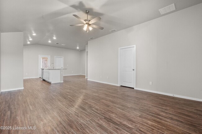 Building Photo - 2031 Kenwood Ave