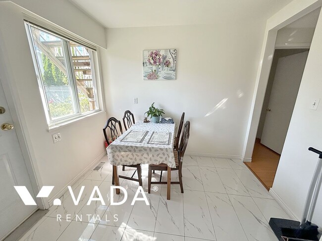 Building Photo - 3 Bedroom Lower Level Rental Home 8413B Os...