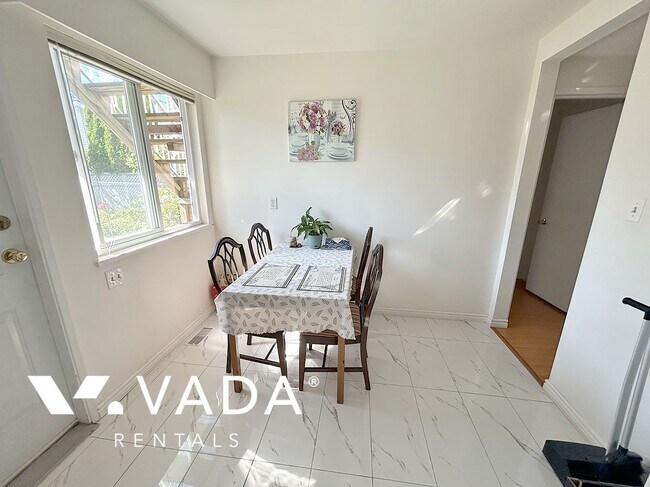 Photo du bâtiment - 3 Bedroom Lower Level Rental Home 8413B Os...