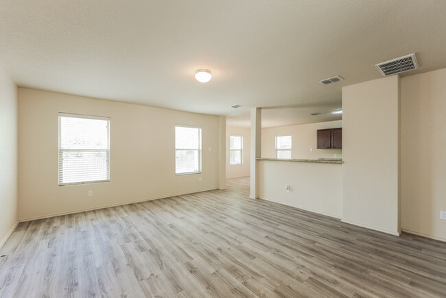 Building Photo - 5910 Aspen Gdn