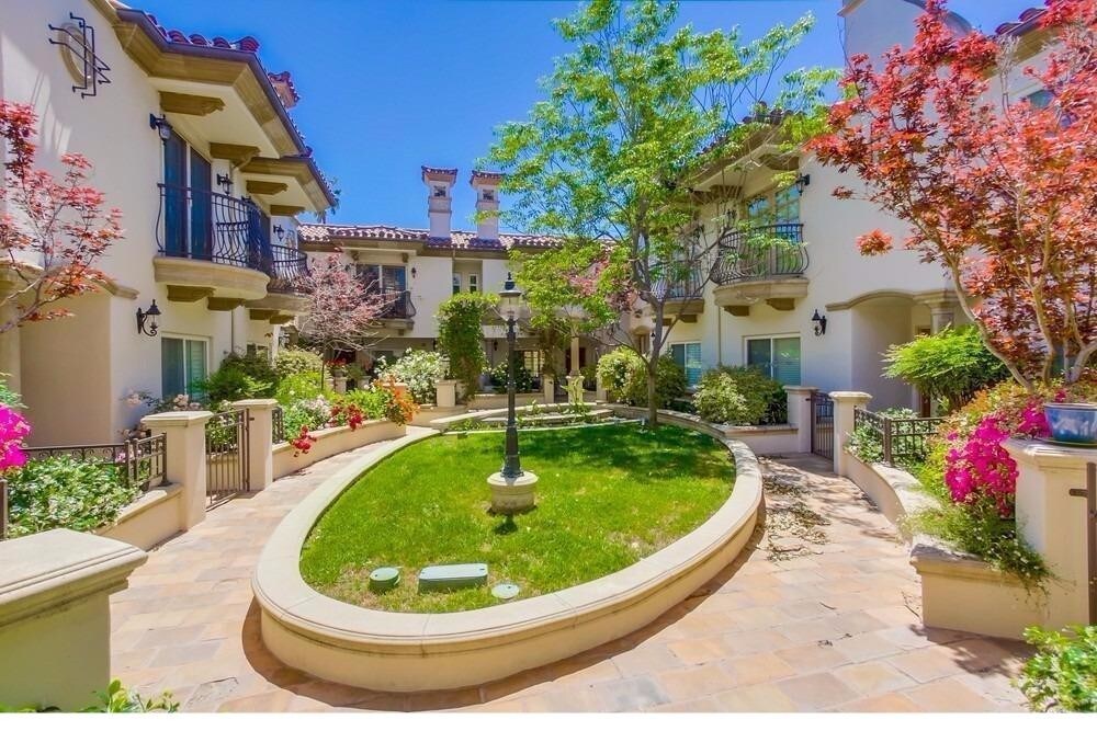 Entry Courtyard - 242 E Glenarm St