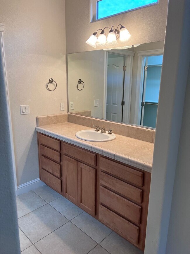 Building Photo - 3 bedroom, 2.5 bathroom home in great Neig...