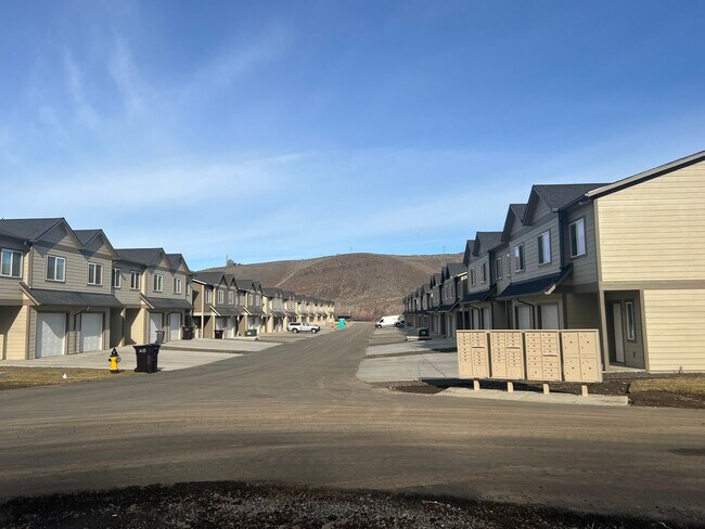 Building Photo - 5300 Smitten Street 1-4