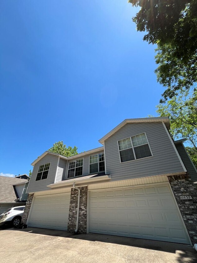 Building Photo - 3 bedroom 2 bath townhome near campus, 2 c...