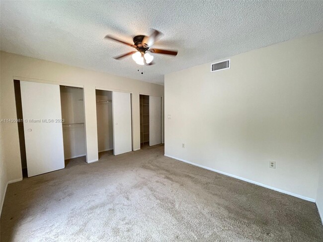 Foto del edificio - 8432 Coral Lake Way