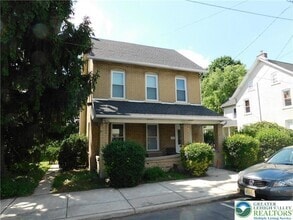 Building Photo - 1352 Main St