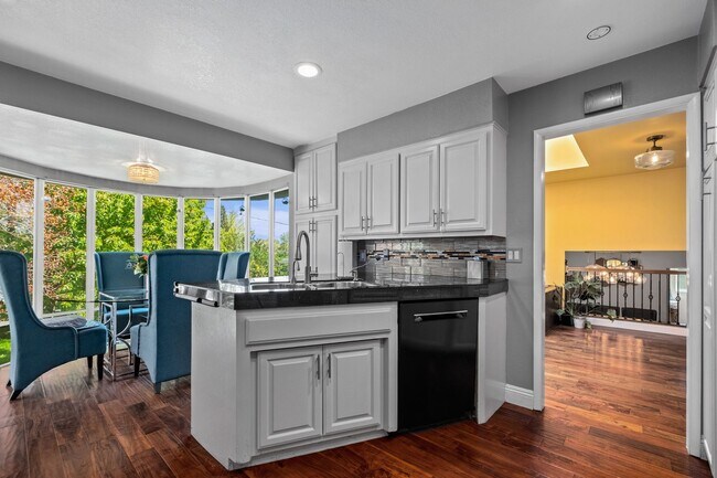 Foto del edificio - Beautiful Four Bedroom, Four Bath Home wit...
