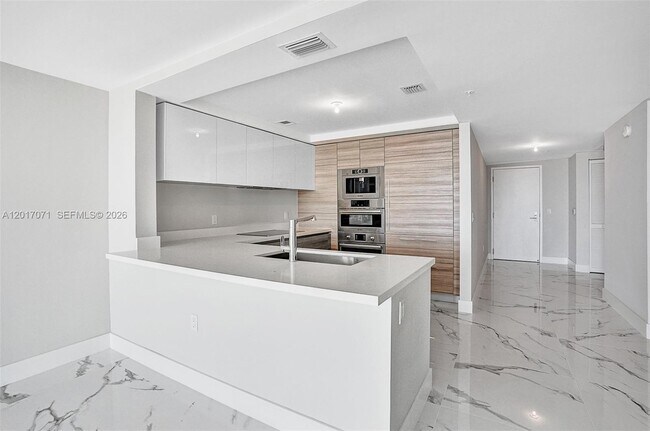 Foto del edificio - 330 Sunny Isles Blvd