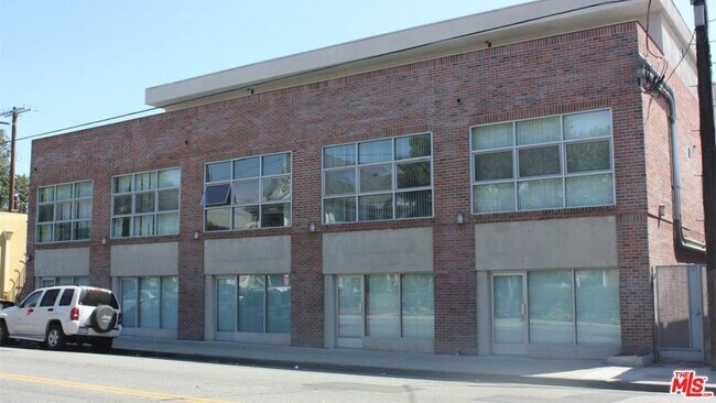 Building Photo - 922 W 23rd St