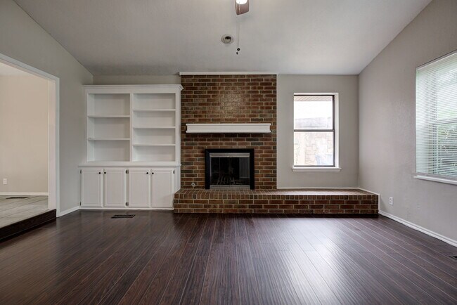 Building Photo - 605 Springwood St