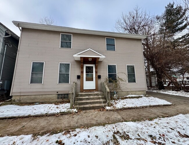 Building Photo - 103 Luton Ave SE