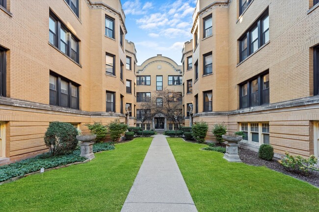 Building Photo - 2418-2428 N Sawyer Ave