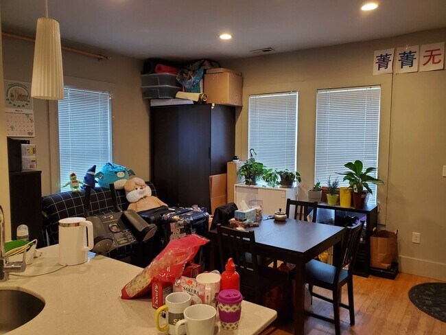 Foto del edificio - Check out this 5 bed 2 bath in Allston.....