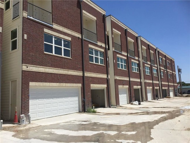 Building Photo - 251 S Mill St