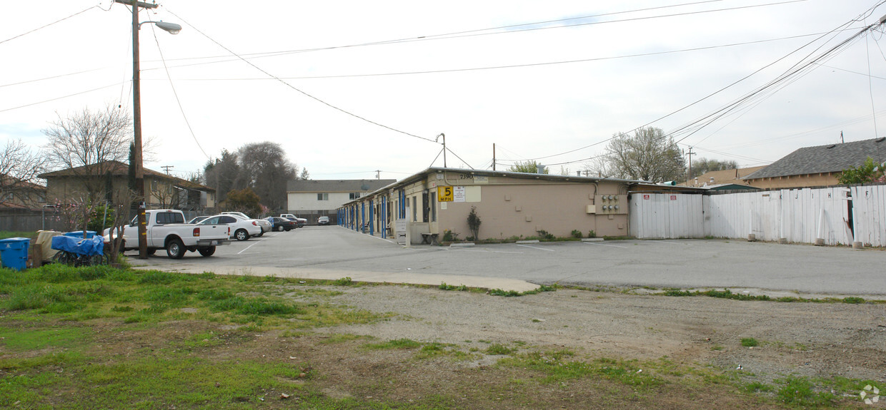Foto del edificio - 7390 Maple St