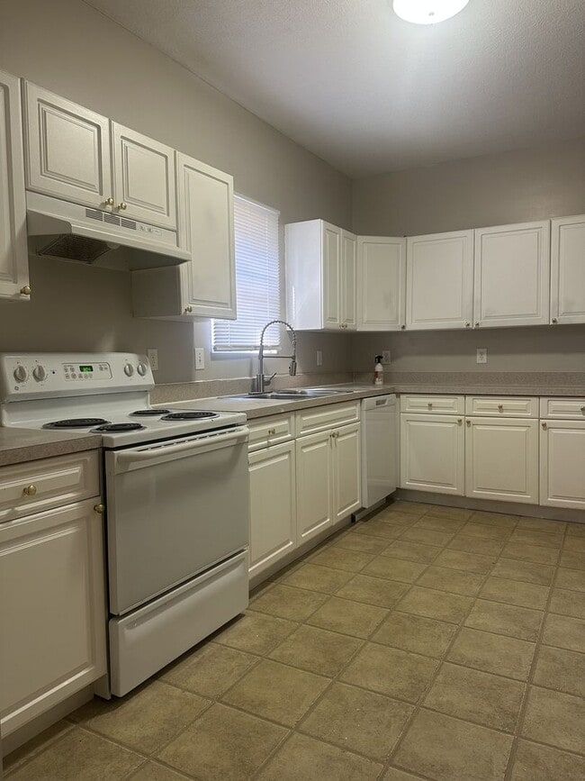 Building Photo - Beautiful 3 Bedroom 2.5 Bath Single Family...