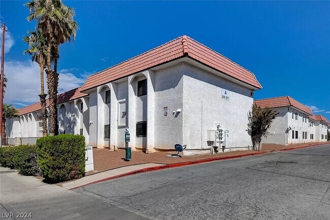 Building Photo - 4300 N Lamont St