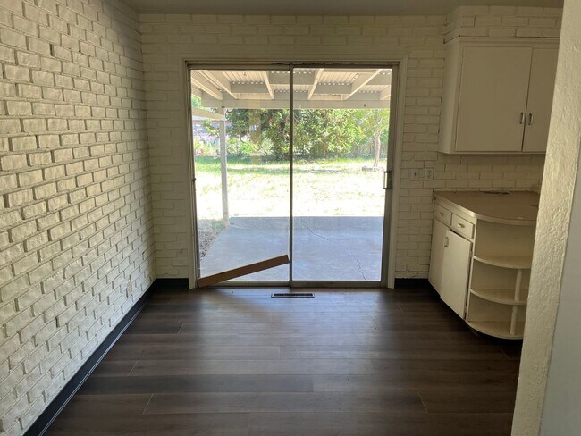 Foto del edificio - New flooring, New Paint. Garage & Carport