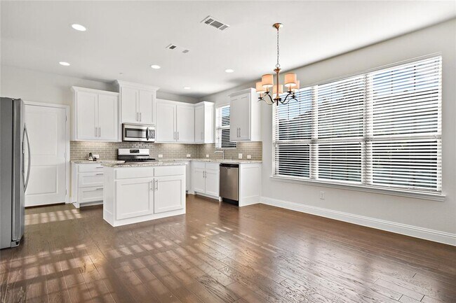 Building Photo - 2321 Jameson Ln