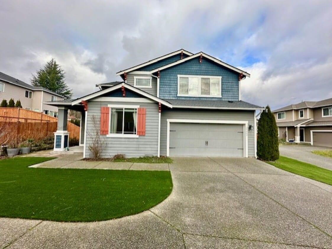 Primary Photo - Dream Home: Spacious 4 bedroom + 2 bonus r...