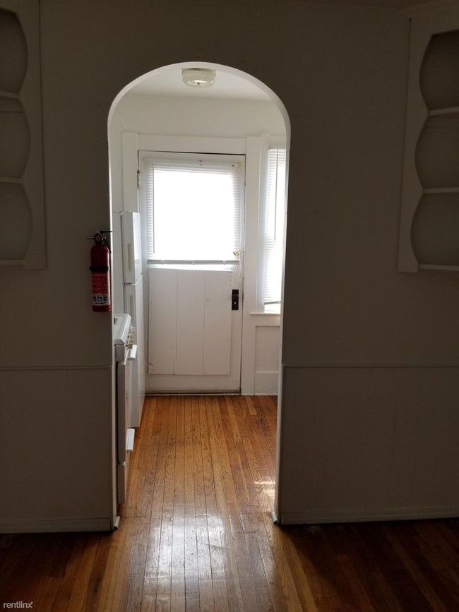 Building Photo - 1 br, 1 bath Apartment - 1391 W Sylvania Ave
