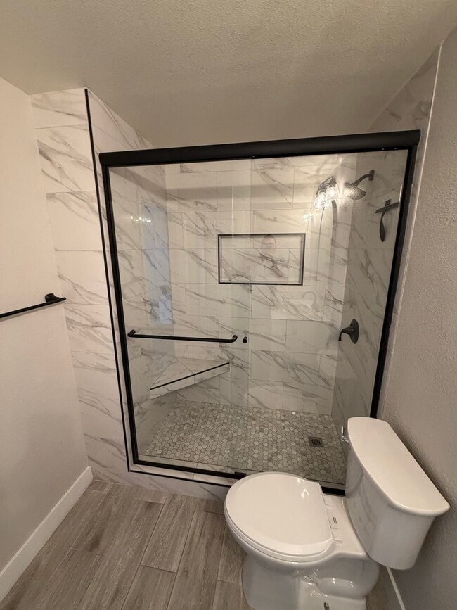 newly remodeled 2nd bathroom - 231 W Horizon Ridge Pky