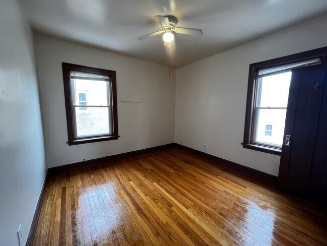 Building Photo - 4954 W Dickens Ave