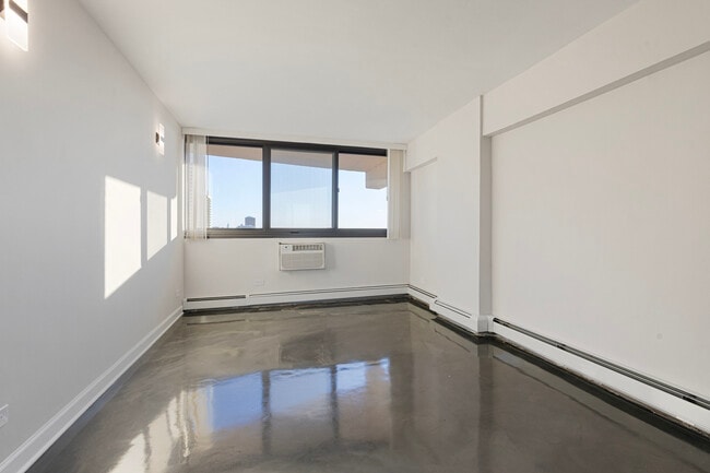 Building Photo - 6166 N Sheridan Rd