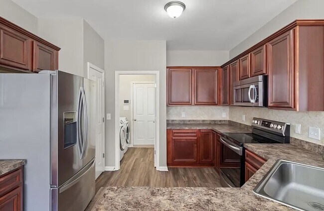 Building Photo - 3 Bedrooms Plus a Bonus in Carolina Plantations!