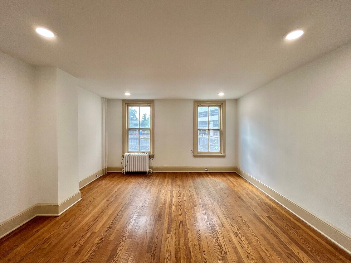 Foto principal - 1328 N Washington St
