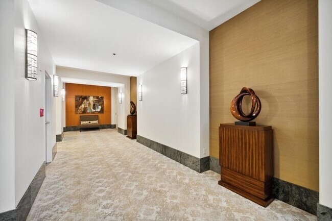 Foto del edificio - One Pacific Tower - 1 bedroom + den