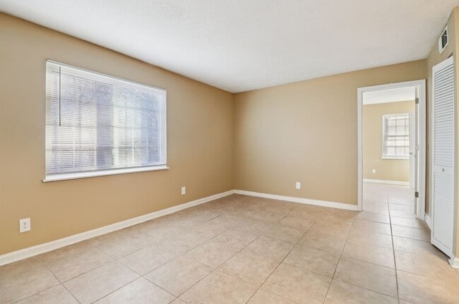 Living Area - Eagle Trace Apartments