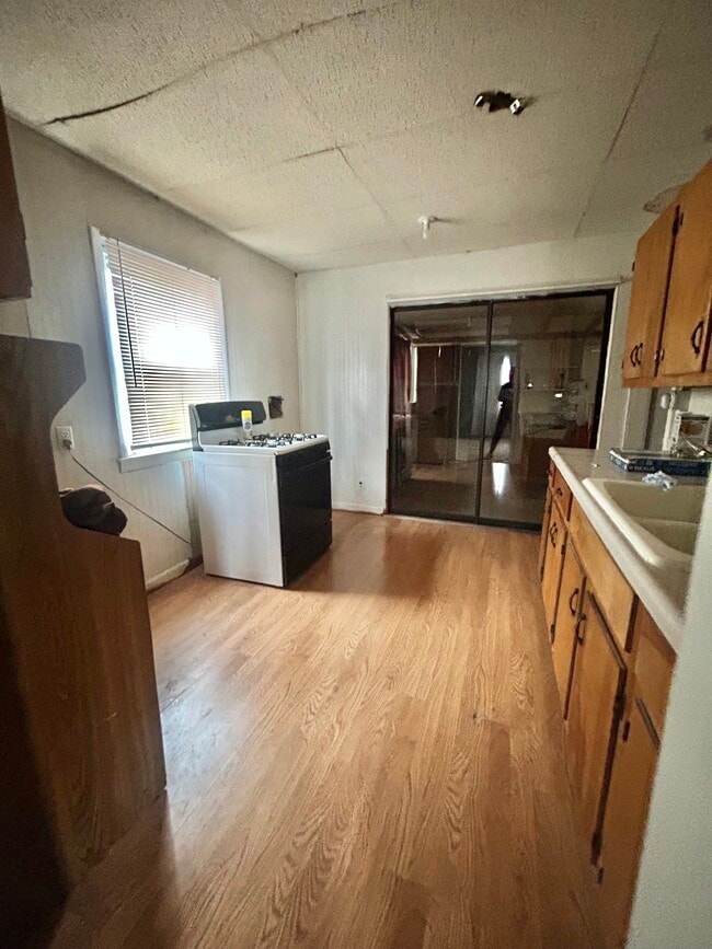 Building Photo - 205 S Commercial Ave