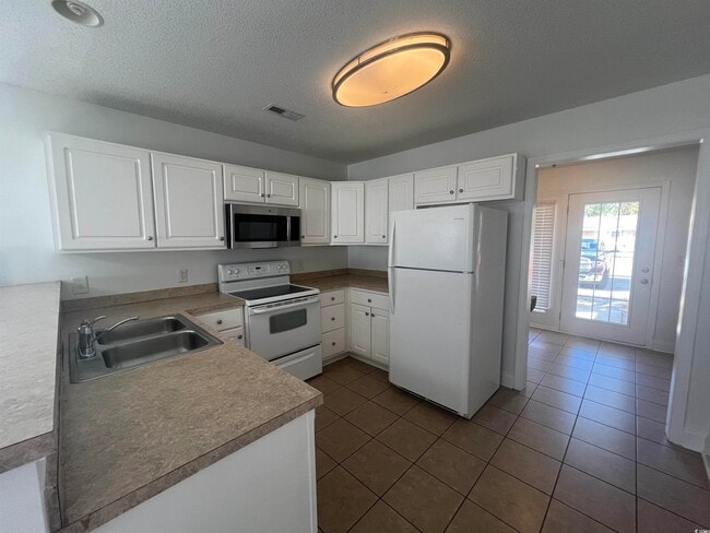 Building Photo - 2803 Hilton Dr