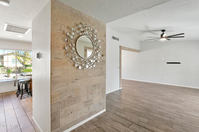 Foto del edificio - 1806 E Redfield Rd