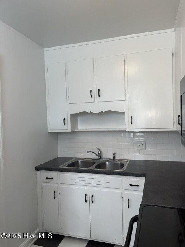 Building Photo - 2940 Oleander Dr