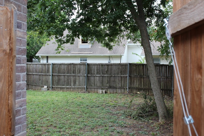Building Photo - 402 Masters Ave