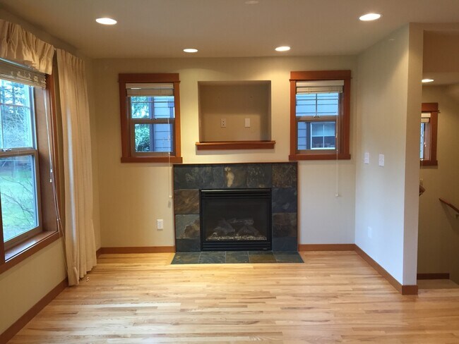 Foto del edificio - Warm and Welcoming Northgate Townhome