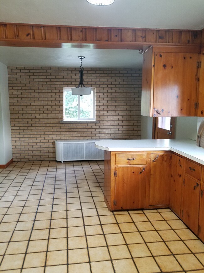 Kitchen/Dining Room - 302 Bermond Ave