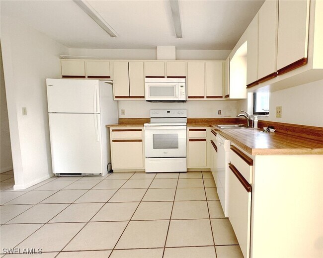 Foto del edificio - 699 110th Ave N