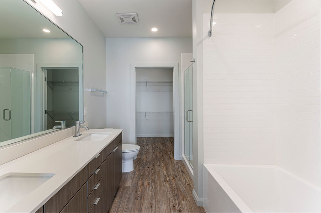 Amplio baño & Armario - CW OLD- Sugarmont Apartments & Townhomes