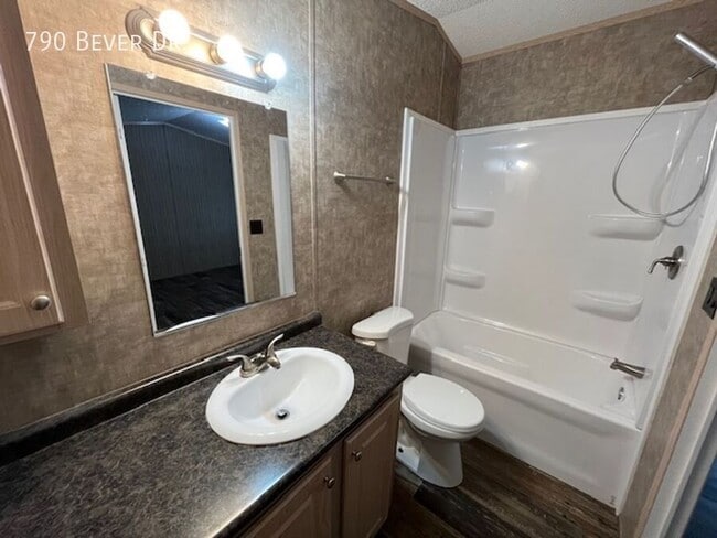 Foto del edificio - 790 N Bever Dr