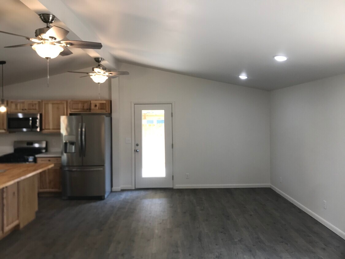 Primary Photo - 3512 N Kingsley Dr