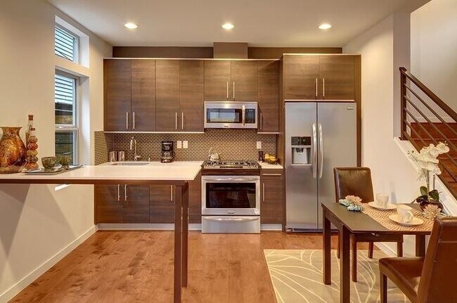 Building Photo - Central District Townhouse